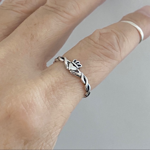 Sterling Silver Minimalist Claddagh Ring with Rope Band, Irish Rings, Crown Ring - Picture 14 of 14